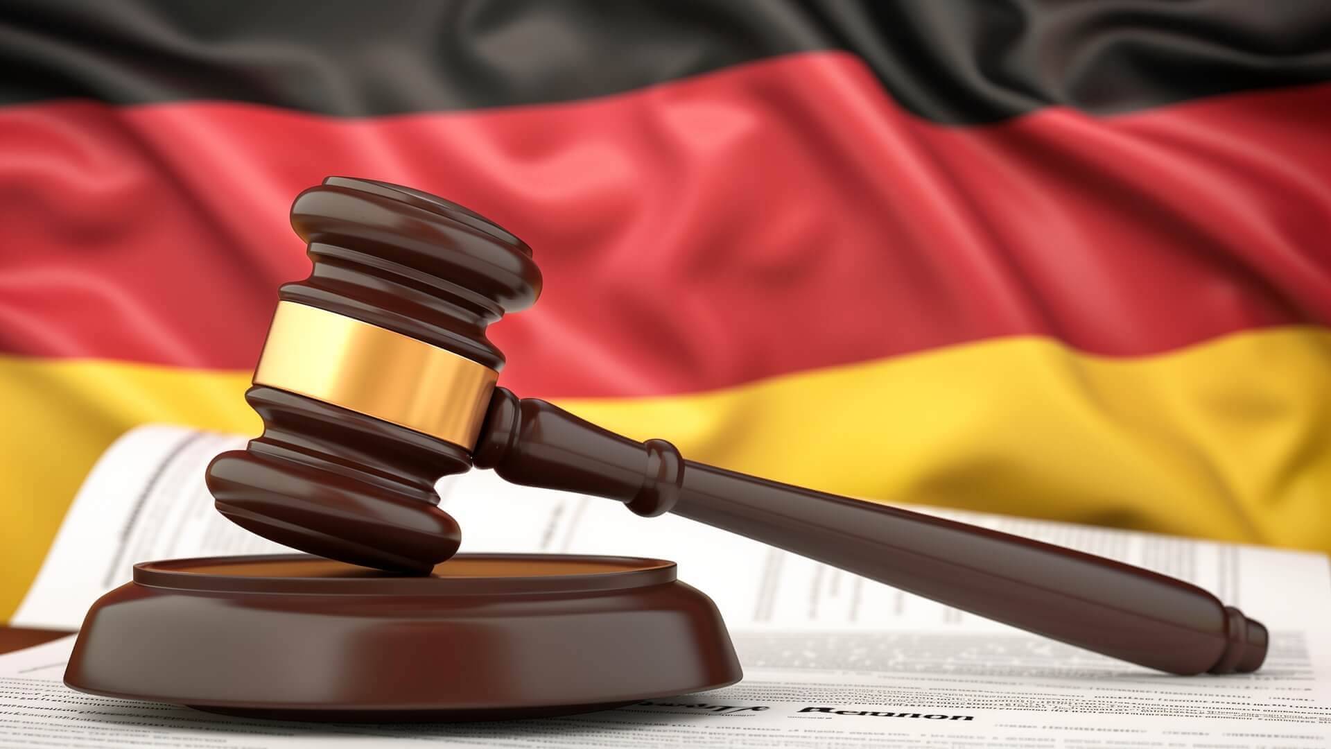 Holzhammer auf Papier mit Flagge