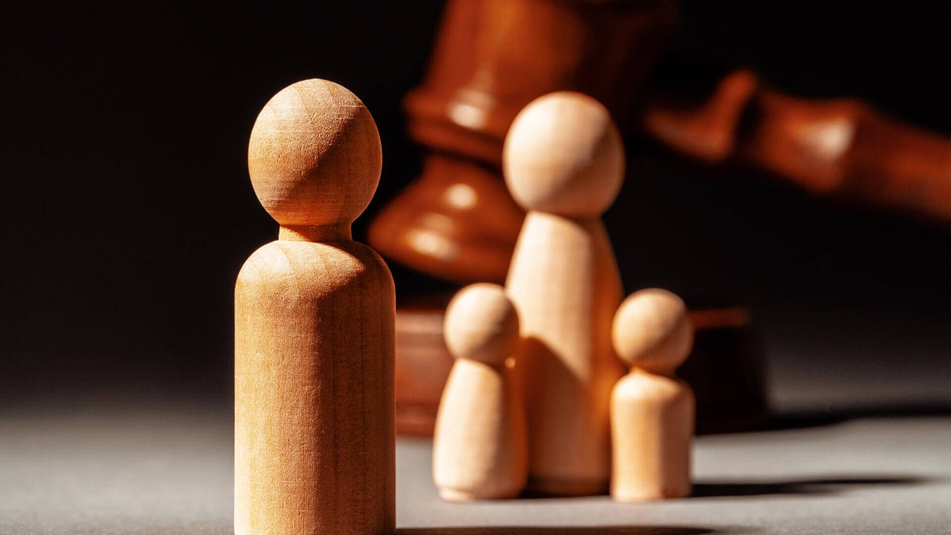 Holzobjekte vor dunklem Hintergrund