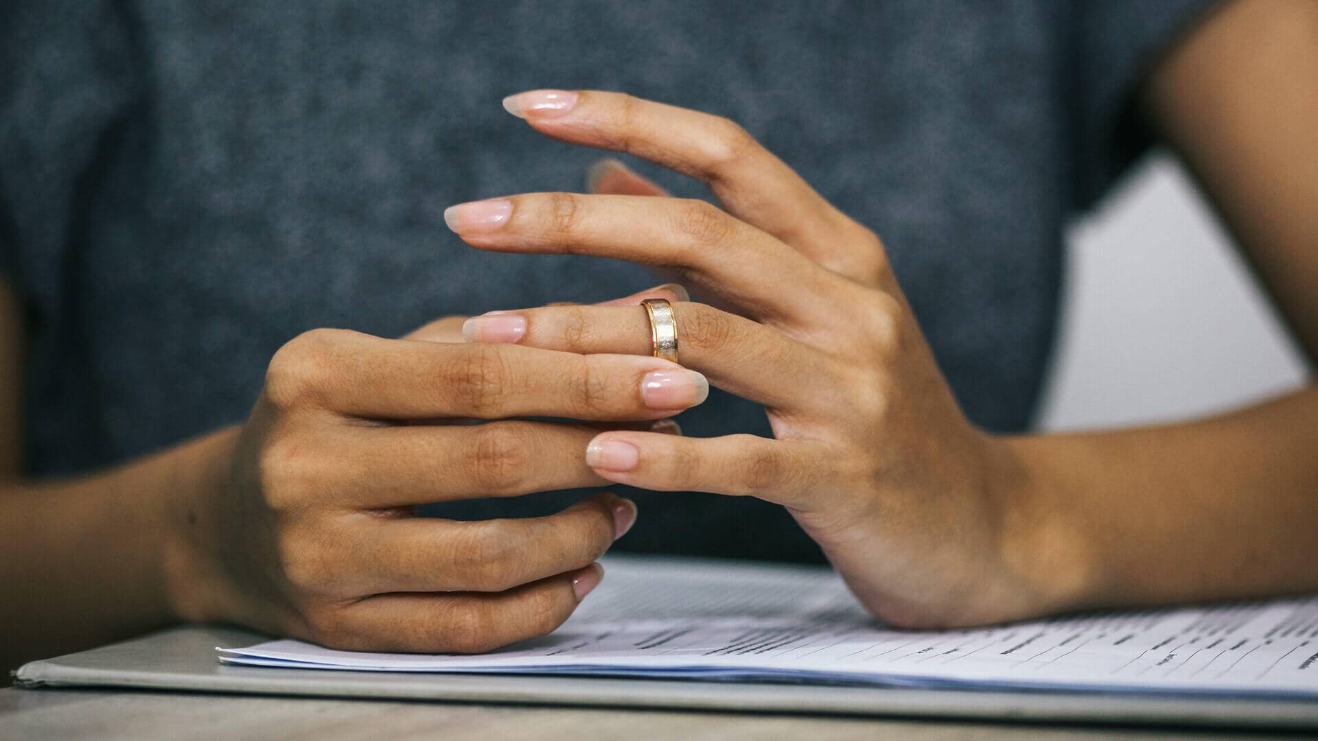 Frau h&auml;lt Ring, Wasserzeichen.