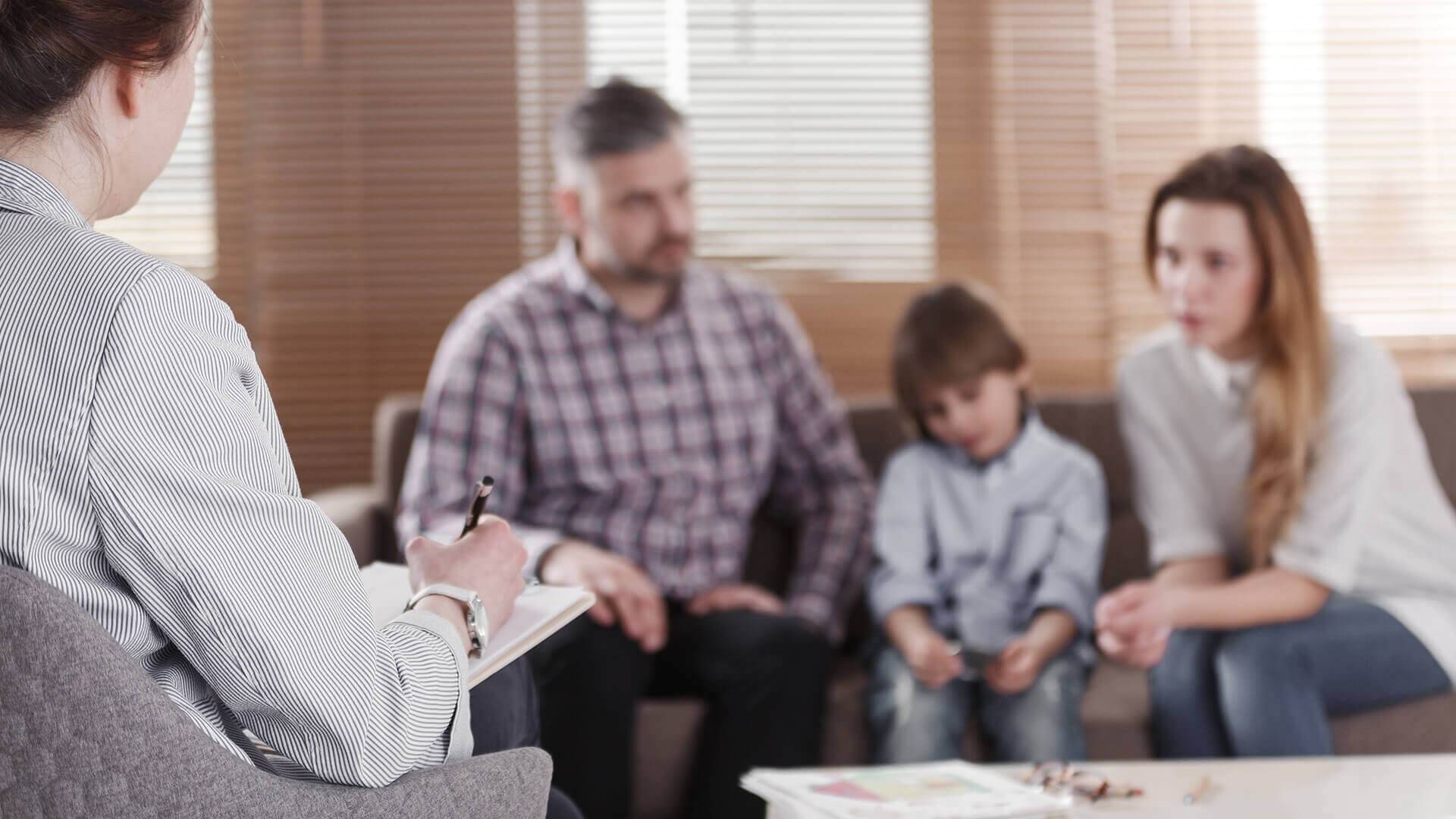 Frau und Junge auf Sofa