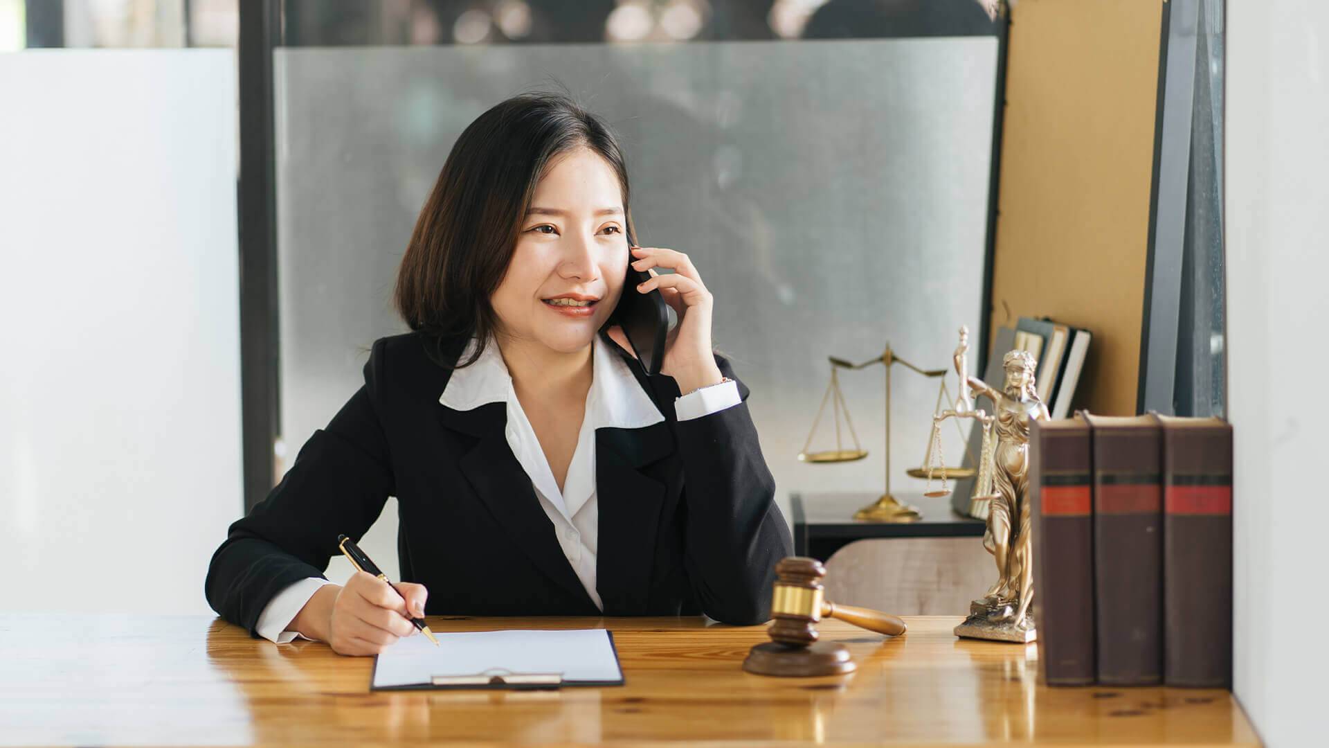 Frau f&uuml;hrt Telefonat.