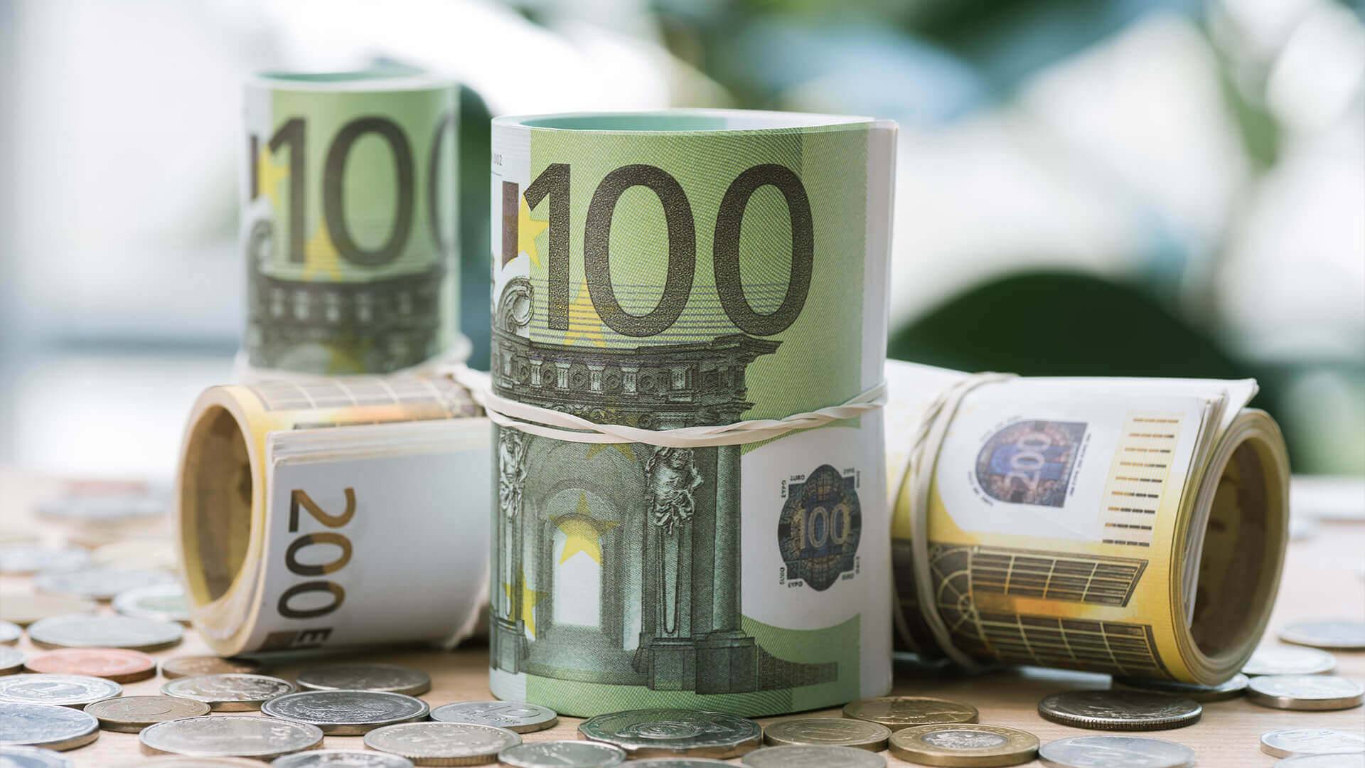 M&uuml;nzsammlung auf Holzoberfl&auml;che.